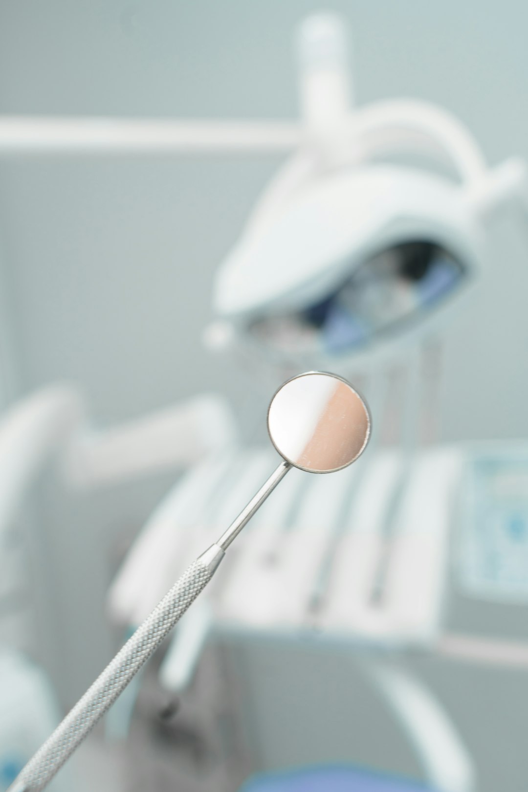 a-close-up-of-a-toothbrush-with-a-toothpaste-on-it-rubu-nvklje